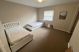 Bedroom with 2 twin beds