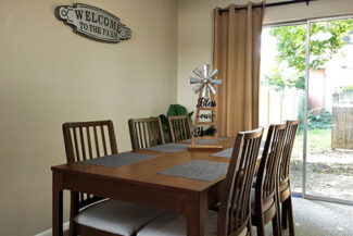 Diningroom table and chairs